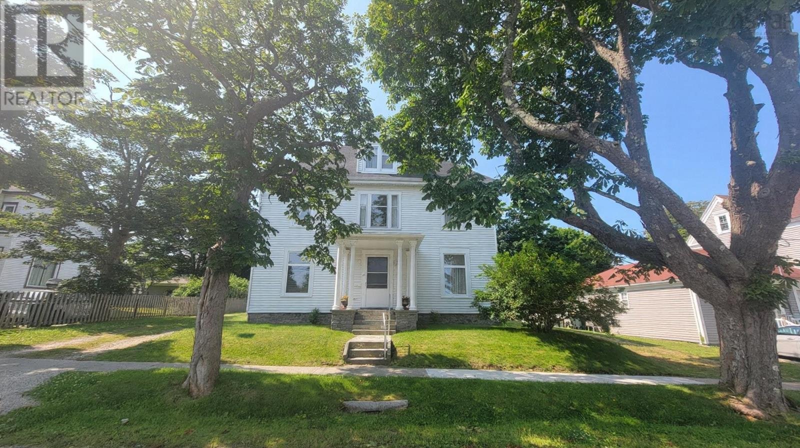 17 Porter Street, Yarmouth, NS, B5A 2Y7