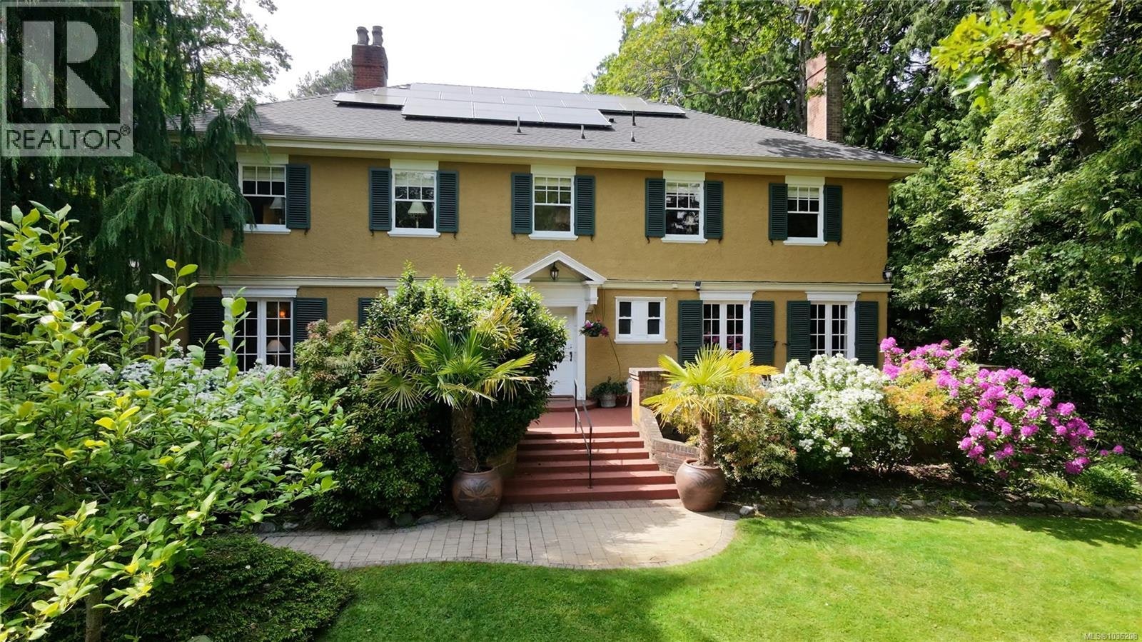 990 Terrace Avenue, Victoria, BC, V8S 3V3