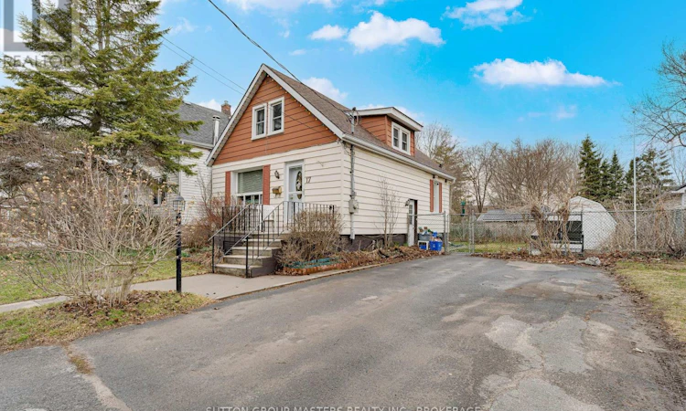 17 Bartlett Street N