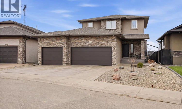 1532 Maple Hill Crescent N