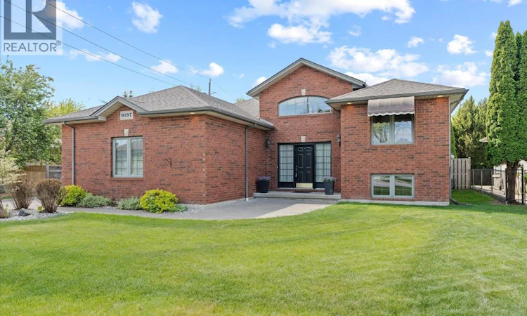 9597 Manitou Crescent