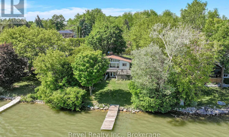 18 Lakeview Boulevard