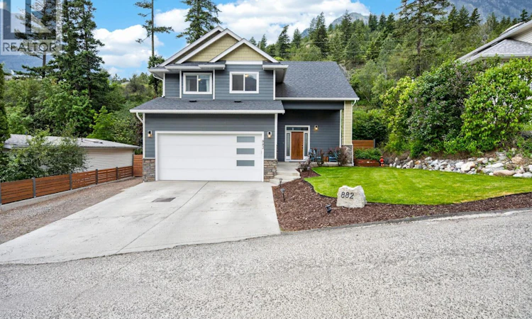 882 Eagleson Crescent