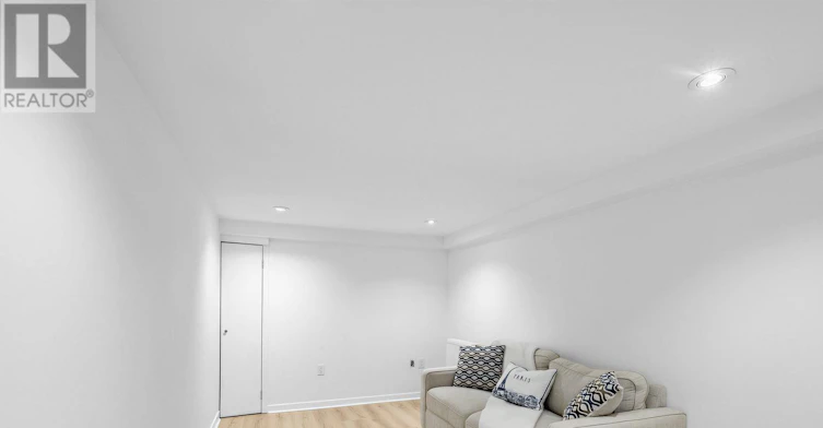 29 Raglan Avenue, Toronto, ON, M6C 2K7 - 27