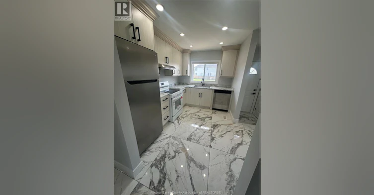 UPPER-2549 Grand Marais West, Windsor, ON, N9E 1G4 - 2