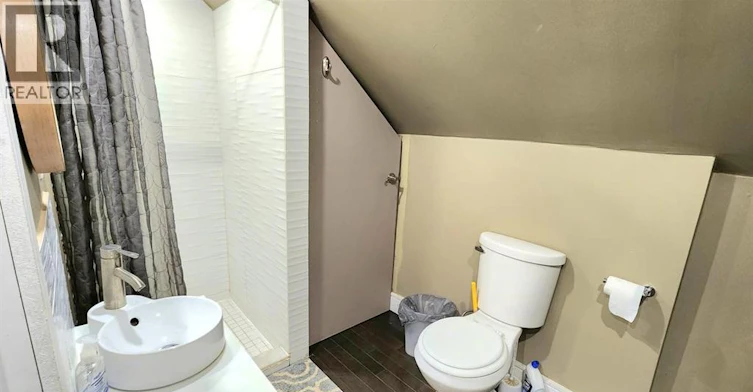 UPPER-22 University Avenue East, Windsor, ON, N9A 2Y4 - 6