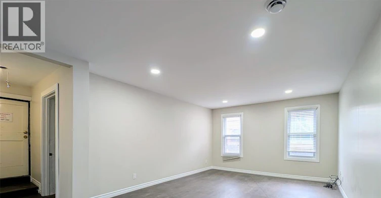 UPPER-22 University Avenue East, Windsor, ON, N9A 2Y4 - 2