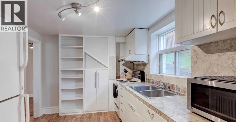 134 Glenwood Crescent, Toronto, ON, M4B 1K2 - 2