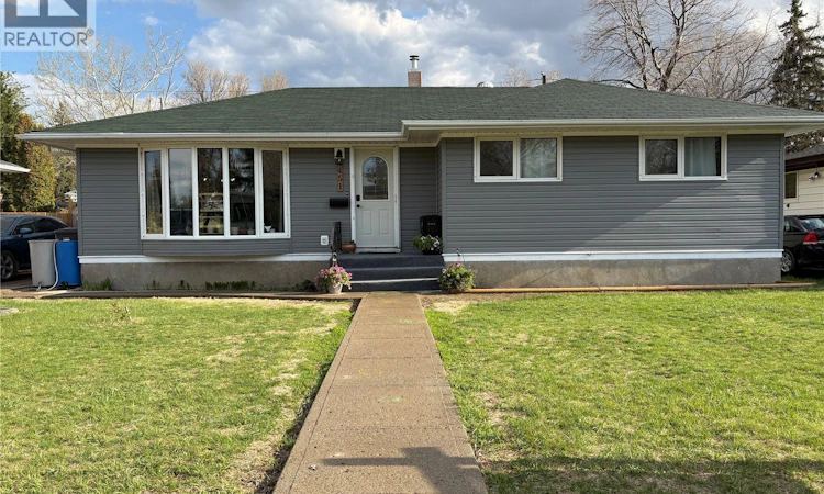 451 Woodlawn Crescent