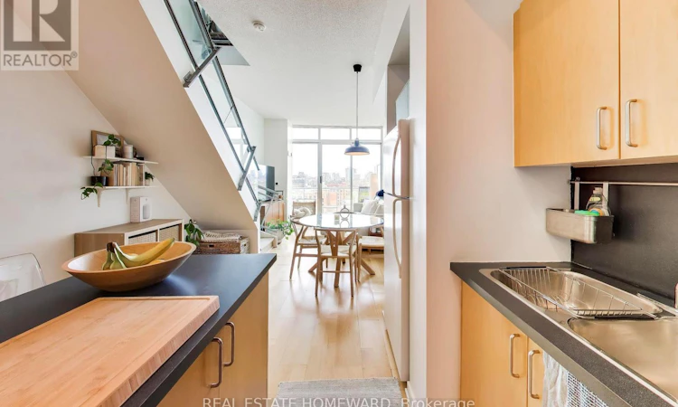 1115-388 Richmond Street W