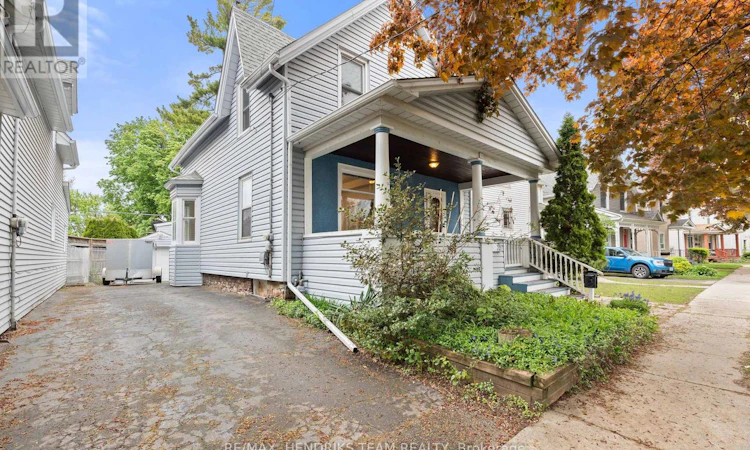 9-1/2 Elizabeth Street