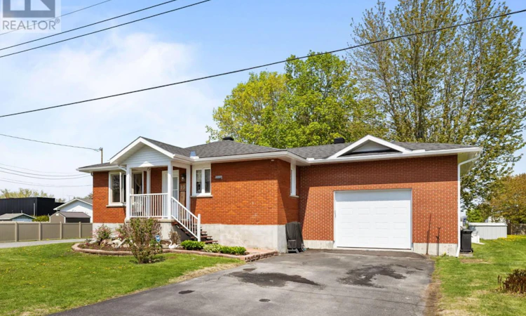 10 Lamoureux Street