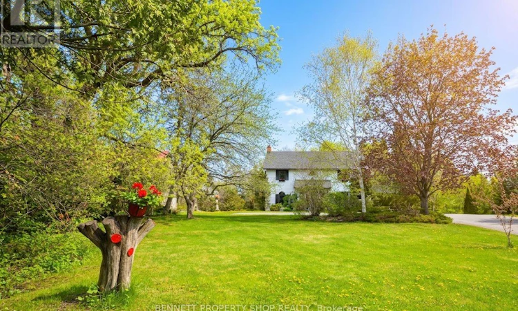 5696 Rideau Valley Drive