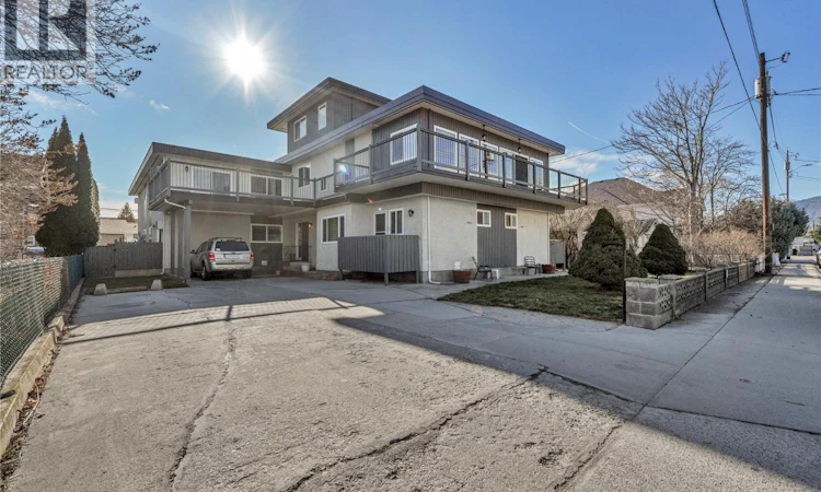 328 W Nanaimo Avenue