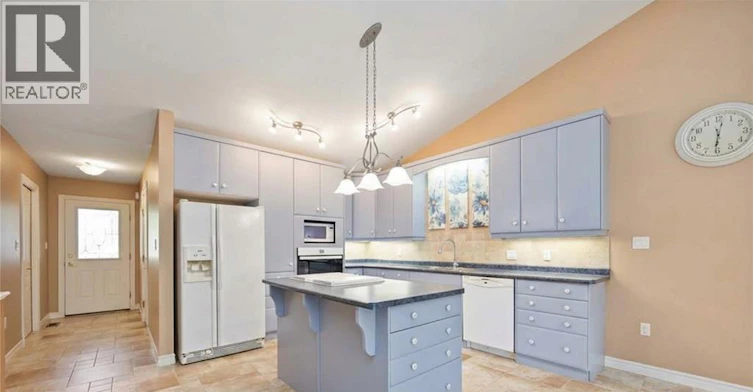 207 Cassandra Boulevard, Sarnia, ON, N7S 0A3 - 3