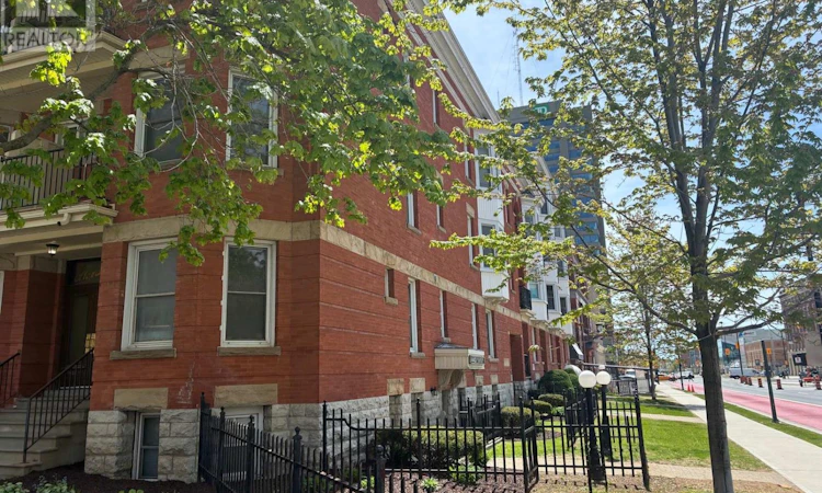 202-275 Queens Avenue
