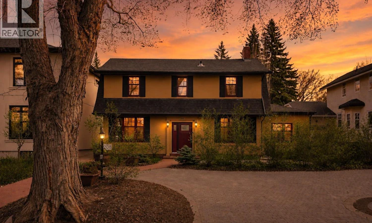 208 Saskatchewan Crescent W