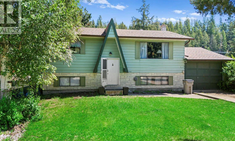 4686 Spruce Crescent
