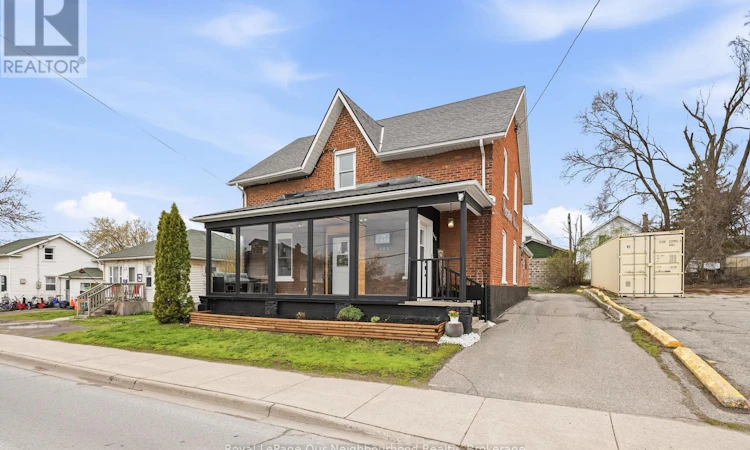 162 Dundas Street E