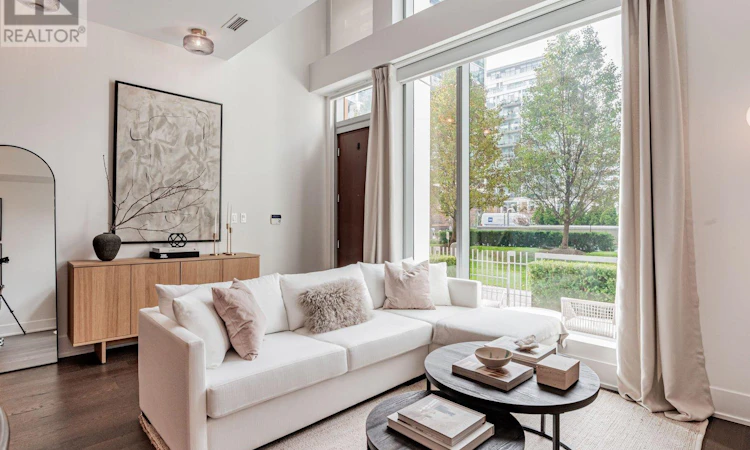 TH132-39 Queens Quay E