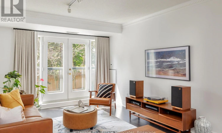 205-800 Spadina Road