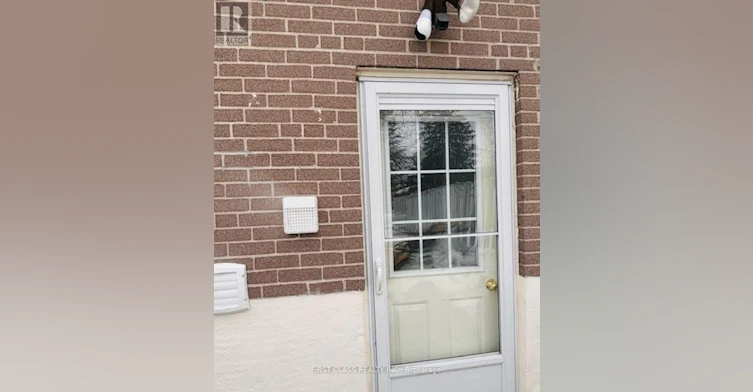 1 Ottawa Court, Aurora, ON, L4G 2Y6 - 2