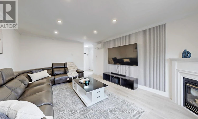 26-909 King Street W