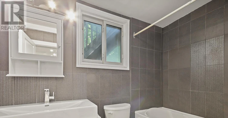 2 (GROUND-35 Humberside Avenue, Toronto, ON, M6P 1J6 - 25