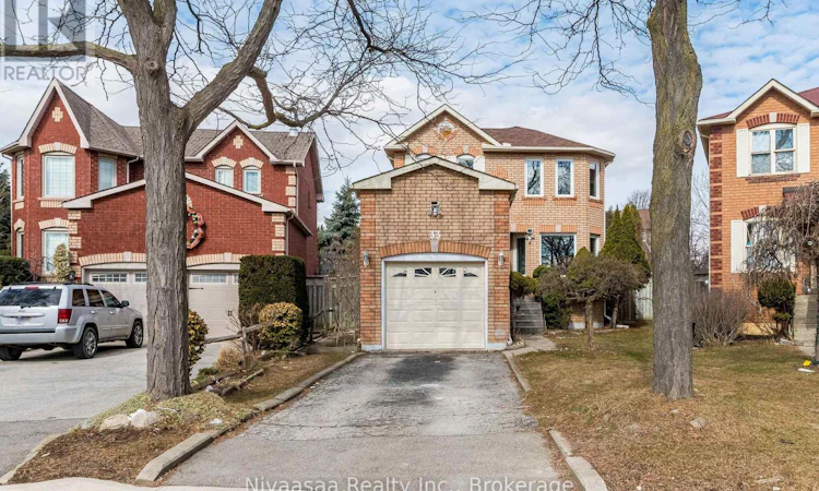 33 Pantages Court
