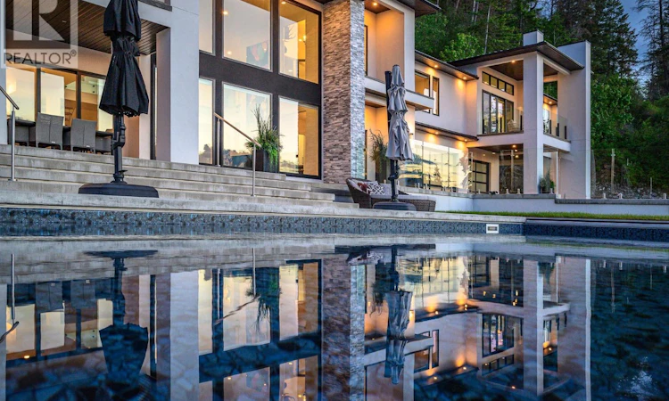 112 Sunset Boulevard