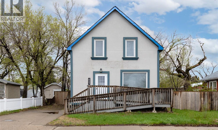 453 Lillooet Street W
