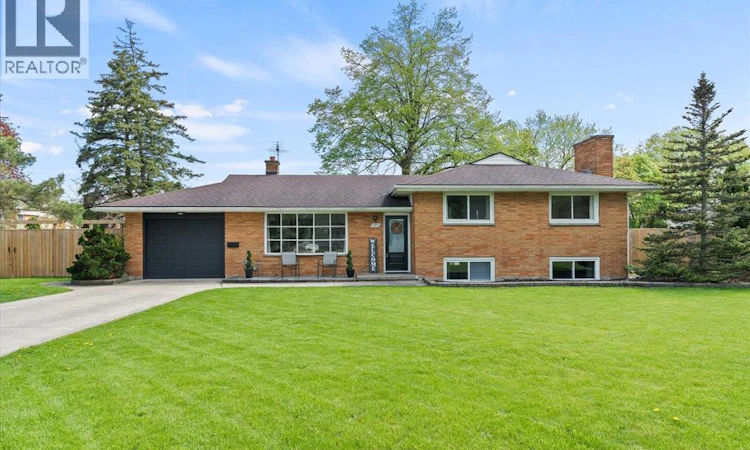 295 Simcoe Street