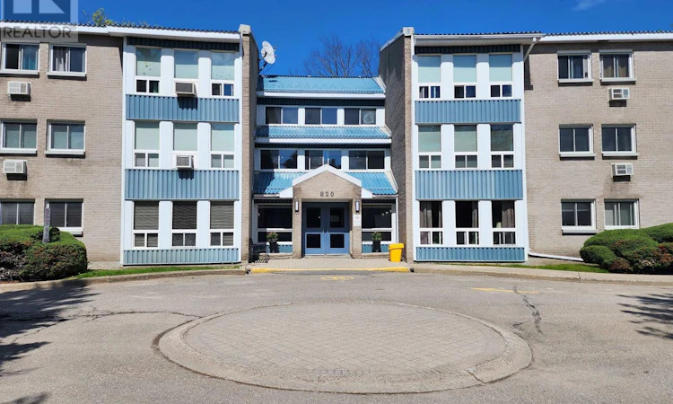 110-820 Laurier Boulevard