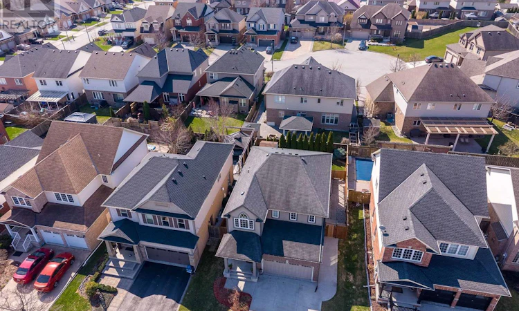 12 Wilfrid Laurier Crescent