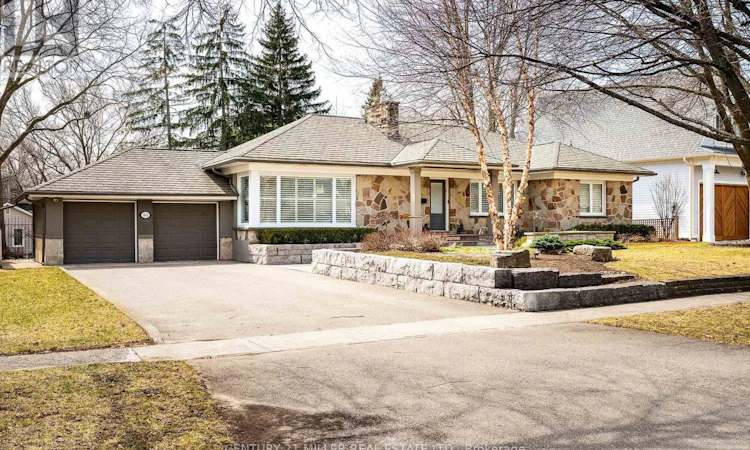 262 Oakwood Crescent