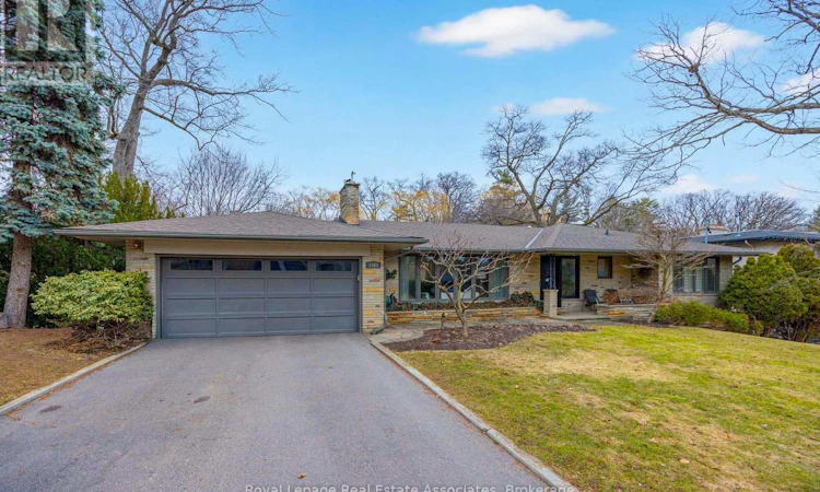 1561 Pinetree Crescent
