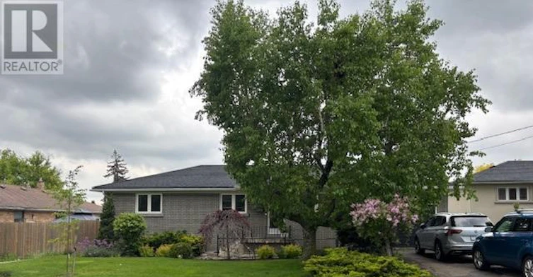 4 Weldon Court, Toronto, ON, M6L 1V5