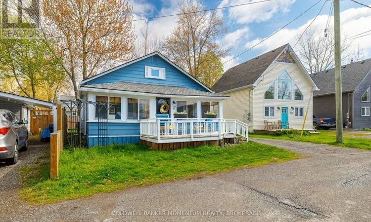 8 Loomis Crescent