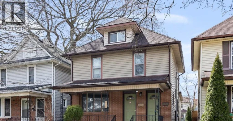 UPPER-835 Moy Avenue, Windsor, ON, N9A 2N7