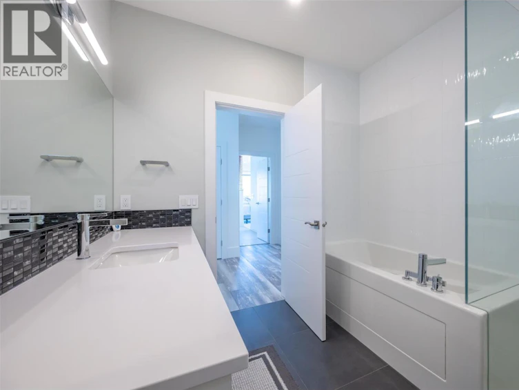 2776 Hawthorn Drive, Penticton, BC, V2A 0C2 - 31