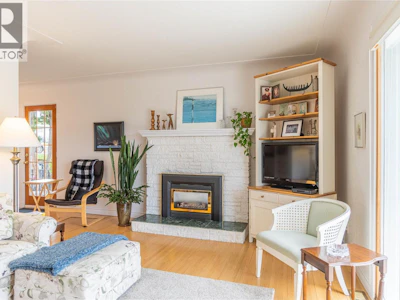 718 Fraser Crescent - 4