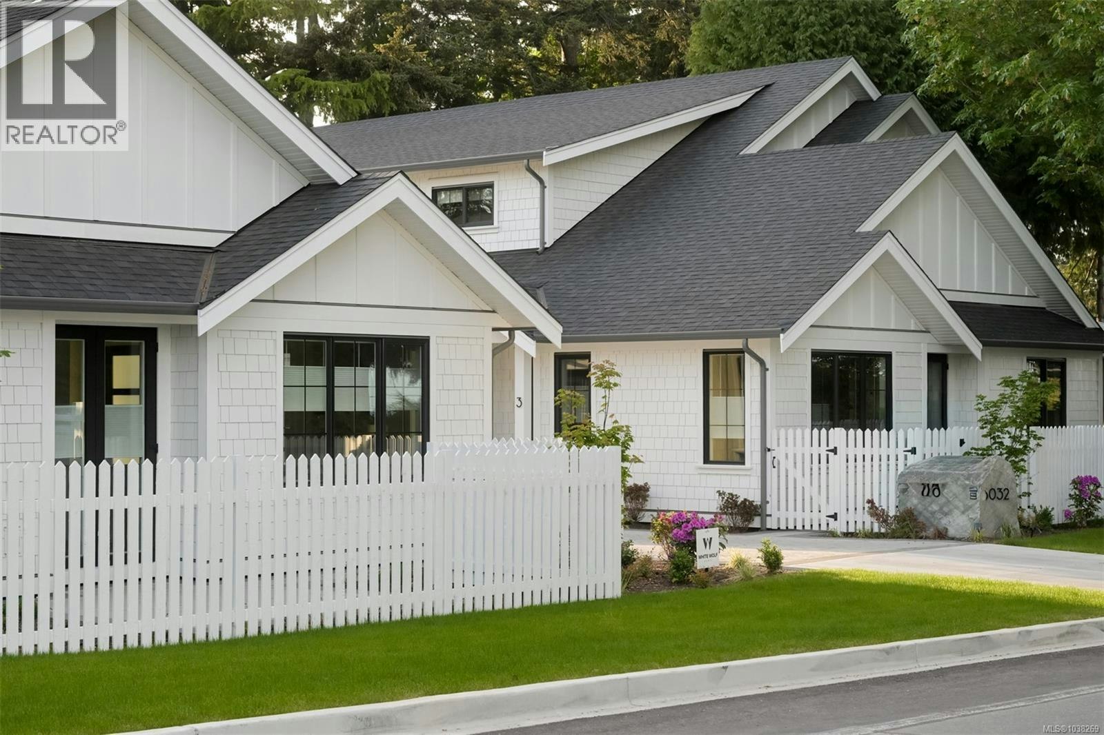 3-5032 Wesley Road, Saanich, BC, V8Y 1Z4