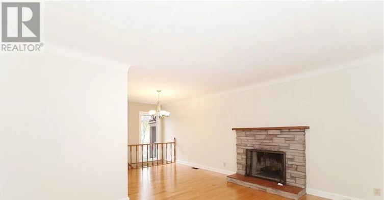39 Epworth Avenue, Ottawa, ON, K2G 2L8 - 2