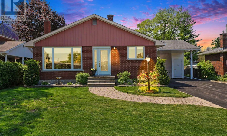 205 Airth Boulevard W