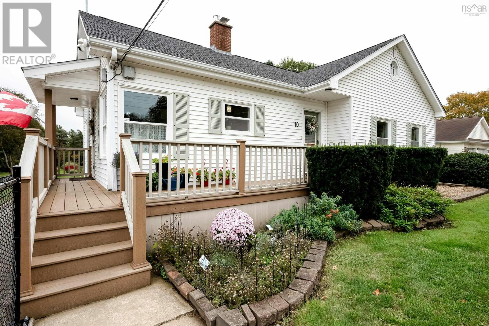 10 Connaught Ave Avenue, Middleton, NS, B0S 1P0