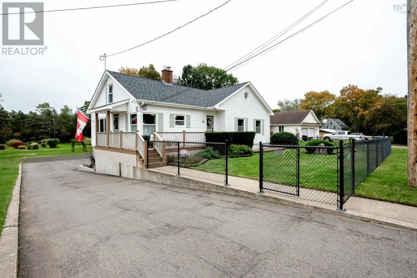 10 Connaught Ave Avenue, Middleton, NS, B0S 1P0