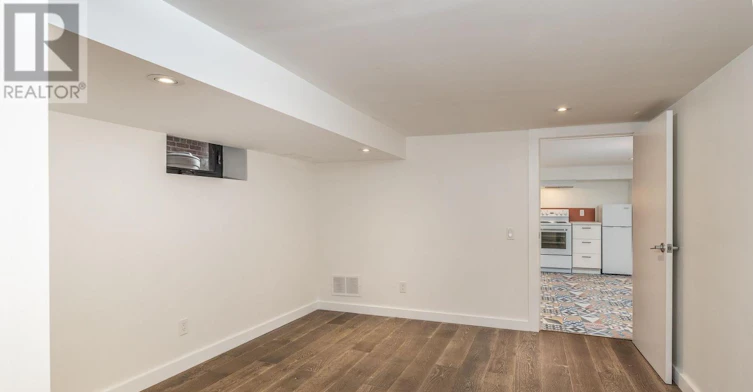 1654 Gerrard Street E, Toronto, ON, M4L 2A8 - 14