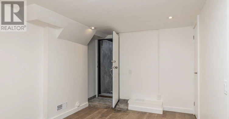 1654 Gerrard Street E, Toronto, ON, M4L 2A8 - 19