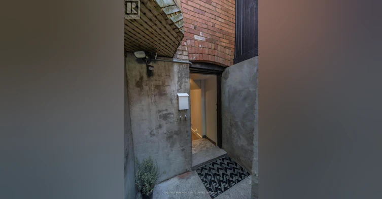 1654 Gerrard Street E, Toronto, ON, M4L 2A8 - 20