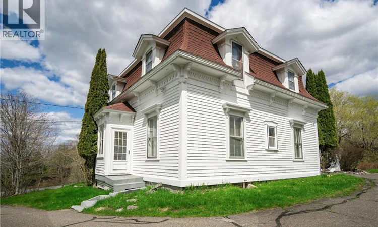 697 Bay Street